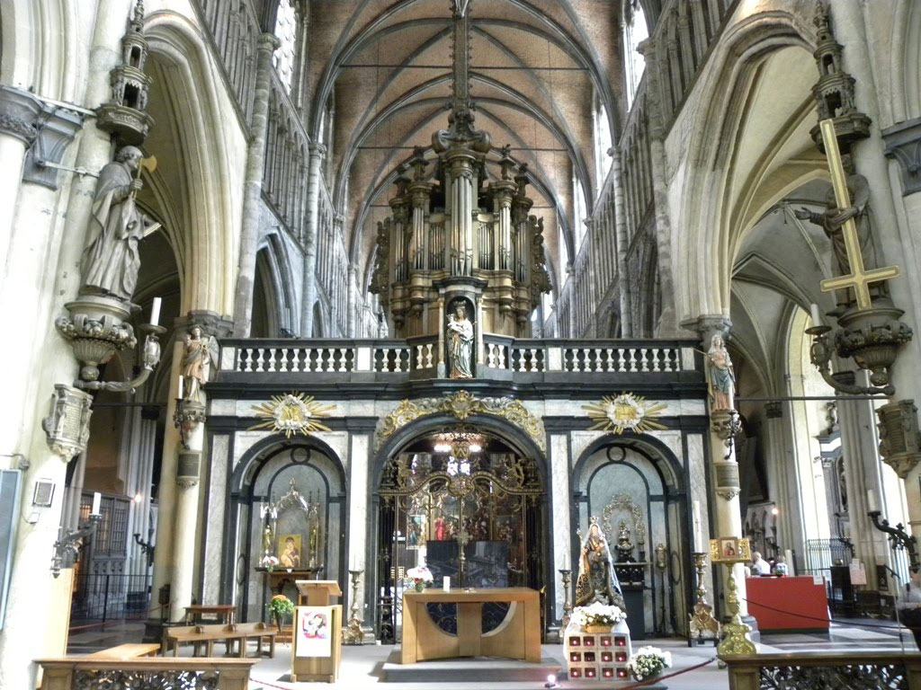 Интерьер Церкви Богоматери в Брюгге