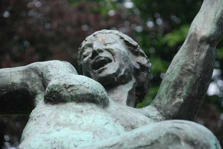 Сумашедшая девушка скульптура Рик Воутерс