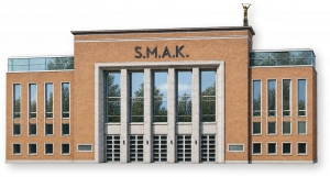 Кирпичное здание музея S.M.A.K. в Генте с пятиосным застеклённым входом и скульптурой на крыше