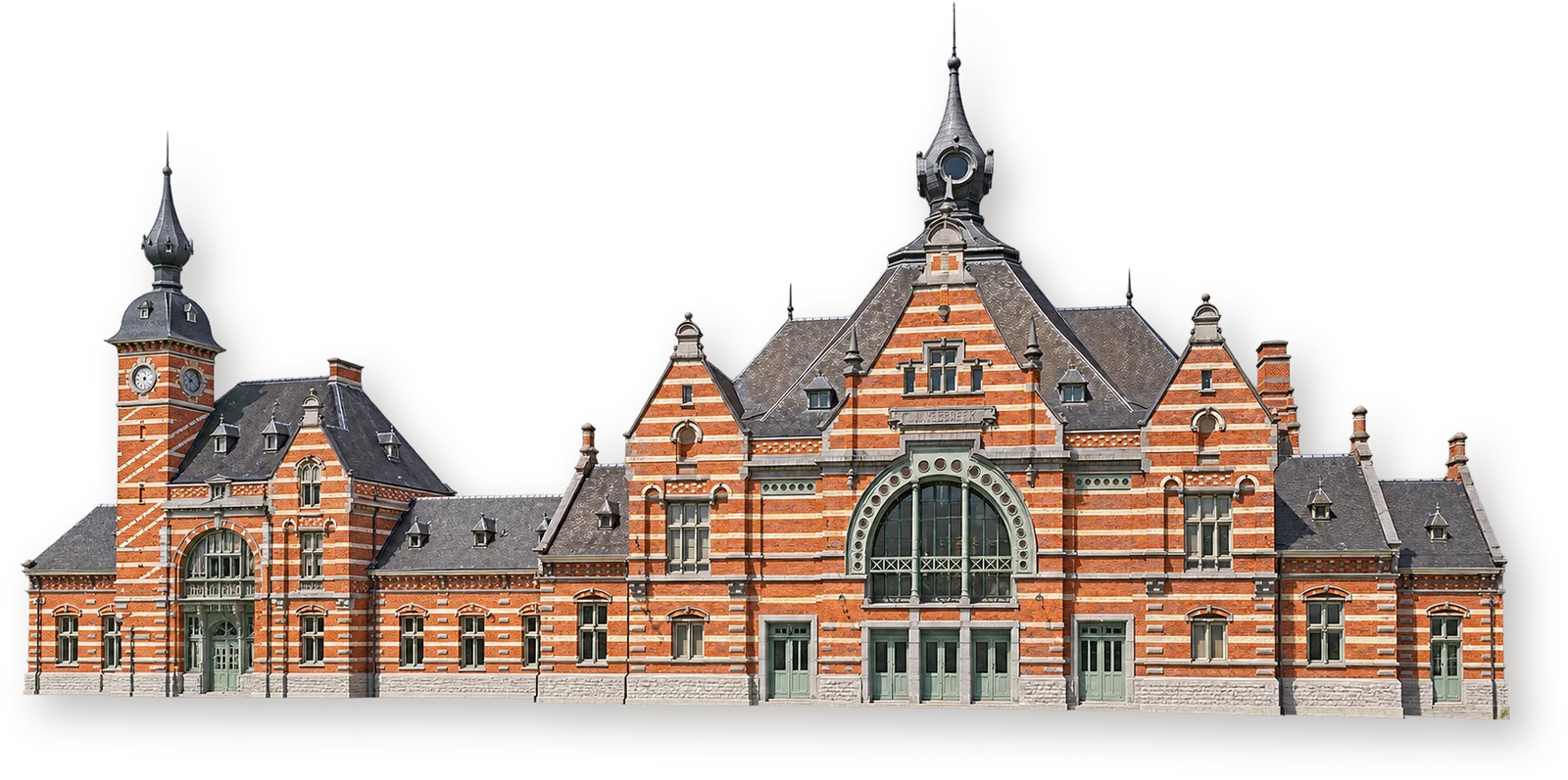 Историческое здание вокзала Схарбек у музея Train World с краснокирпичными фасадами, арочным окном и часовой башней